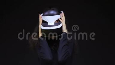 女人带着虚拟现实的<strong>VR</strong>眼镜。 虚拟增强现实头盔中的年轻女孩。 <strong>VR</strong>耳机。 未来技术概念